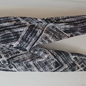 Lululemon black and white jogger size 8